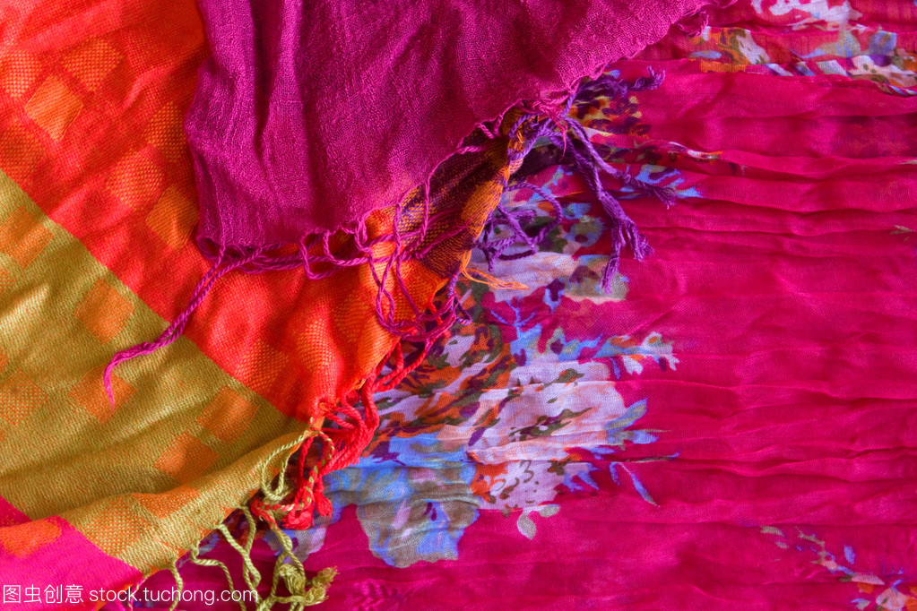 有色的纺织品与边缘